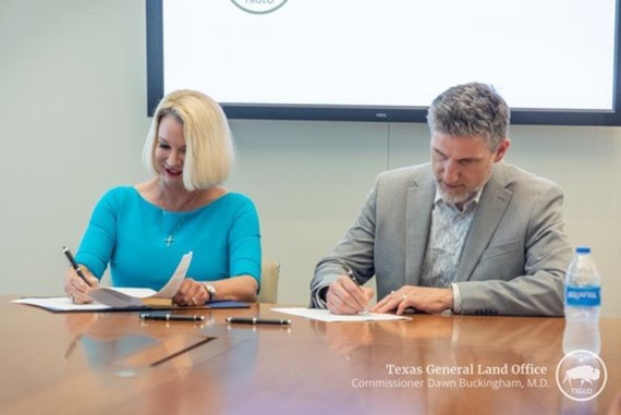 Commissioner Buckingham signs the largest CCS transportation and storage lease in the United States