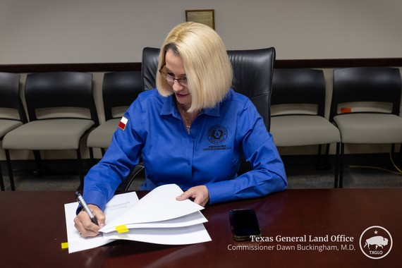 Commissioner Buckingham signs agreement to correct longstanding boundary issue and redraw boundary lines under Lake Texoma